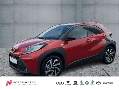 Neu Toyota Aygo X 72 PS (52 kW) 2025 Chili red (3u4)/ black mica (2 SUV