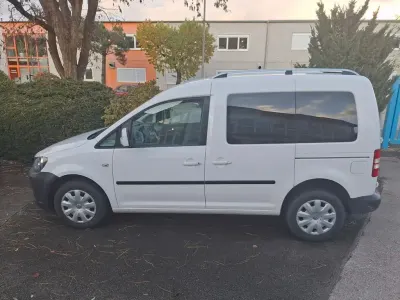 Second-hand VW Caddy Comfortline 105 CP (77 kW) 2013 Alb Monovolum
