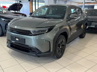 Neu Toyota Urban Cruiser 127 kW (174 PS) 2026 Pine green SUV