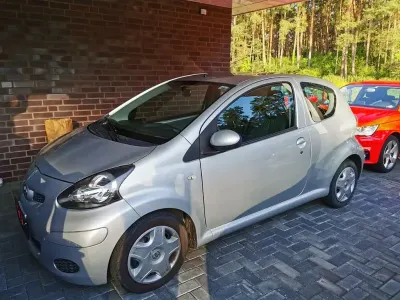 Gebraucht Toyota Aygo 68 PS (50 kW) 2010 Silber Kleinwagen