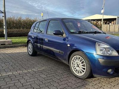 Blau Gebraucht 2004 Renault Clio II Authentique Limousine | 2.500 € (Etwas zu teuer)