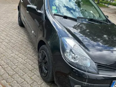 Używany Renault Clio III 75 KM (55 kW) 2006 Czarny Sedan/Limuzyna