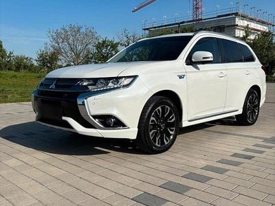 Second-hand Mitsubishi Outlander P-HEV 211 CP (155 kW) 2017 Alb SUV