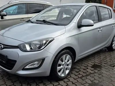 Gebraucht Hyundai i20 Edition 86 PS (63 kW) 2013 Silber Kleinwagen