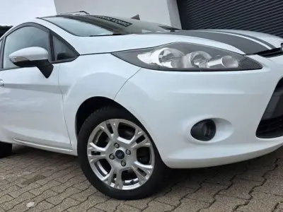 Usata Ford Fiesta 82 CV (60 kW) 2010 Bianco Utilitaria