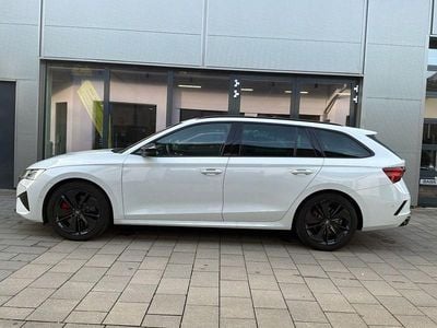 Moon white metallic Gebraucht 2025 Skoda Octavia RS Kombi | 37.550 € (Fairer Preis)