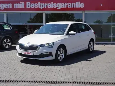 Używany Skoda Scala Cool Plus 95 KM (69 kW) 2023 Biały Hatchback