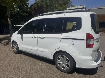 Gebraucht Ford Tourneo Courier Trend 101 PS (74 kW) 2015 Weiß Van / Kleinbus