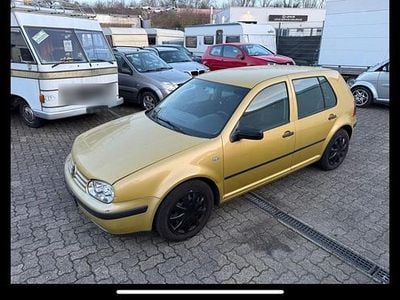 Usata VW Golf IV 104 CV (76 kW) 2000 Oro Utilitaria