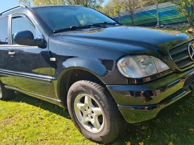 Second-hand Mercedes ML270 163 CP (119 kW) 2001 Negru SUV