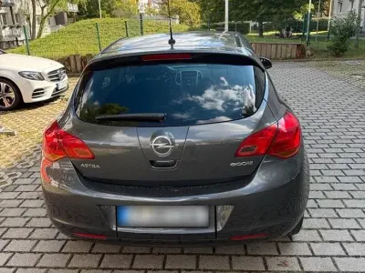 Gebraucht Opel Astra 101 PS (74 kW) 2011 Limousine