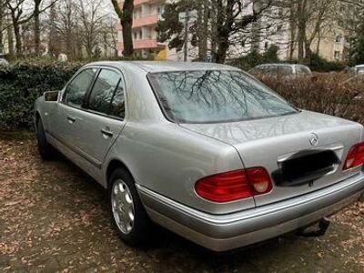 Mercedes E200