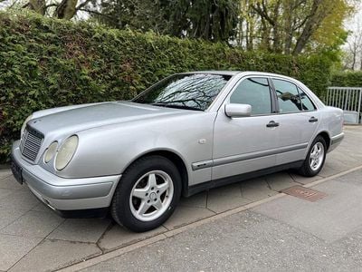 Second-hand Mercedes E230 150 CP (110 kW) 1996 Argintiu Berlinǎ