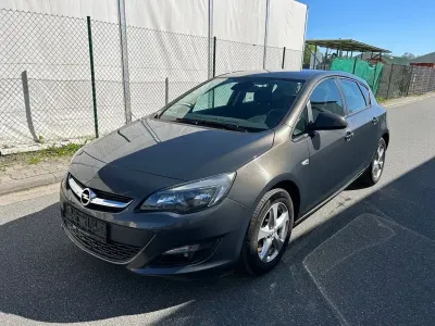 Używany Opel Astra Selection 116 KM (85 kW) 2014 Szary Sedan/Limuzyna