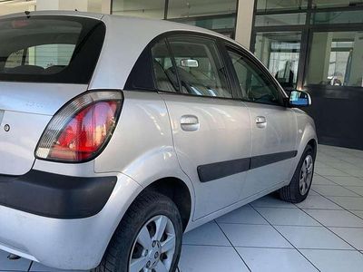 Grau Gebraucht 2007 Kia Rio Limousine | 3.900 €