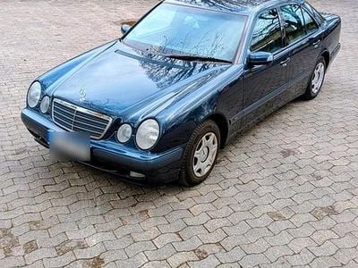 Usata Mercedes E240 177 CV (130 kW) 2000 Blu Berlina