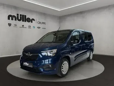 Second-hand Opel Combo Life Elegance 131 CP (96 kW) 2023 Albastru Monovolum