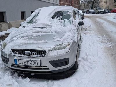 Grau Gebraucht 2005 Ford Focus Kleinwagen | 550 € (Guter Preis)