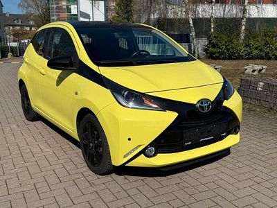 Second-hand Toyota Aygo 69 CP (50 kW) 2016 Galben Hatchback