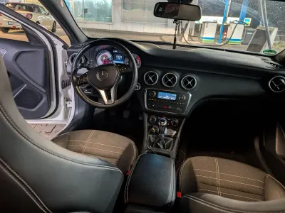 Używany Mercedes A180 Style 122 KM (89 kW) 2013 Biały Sedan/Limuzyna