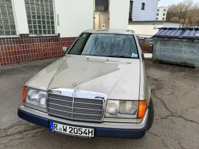 Używany Mercedes E200 117 KM (86 kW) 1992 Szary Sedan/Limuzyna