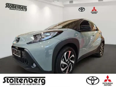 Neu Toyota Aygo X 72 PS (52 kW) 2025 Urban khaki (6x3)/ black mica SUV