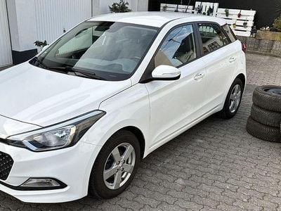 Gebraucht Hyundai i20 75 PS (55 kW) 2016 Weiß Kleinwagen