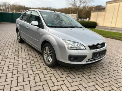 Używany Ford Focus Ghia 101 KM (74 kW) 2005 Srebrny Sedan/Limuzyna