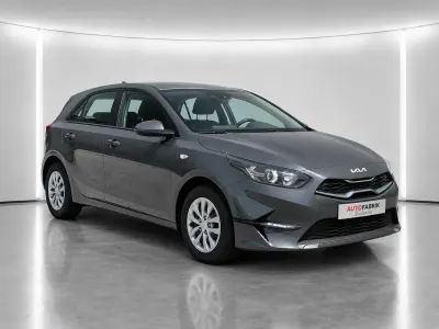 Neu Kia Ceed Silver 140 PS (102 kW) 2025 Pentametal metallic Kleinwagen