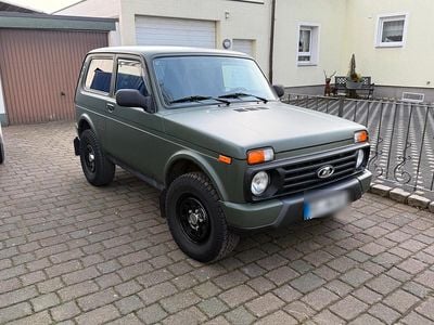 Grün Gebraucht 2017 Lada Urban SUV | 11.450 € (Fairer Preis)