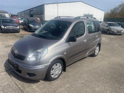 Gebraucht Toyota Yaris Verso 75 PS (55 kW) 2004 Silber Van / Kleinbus