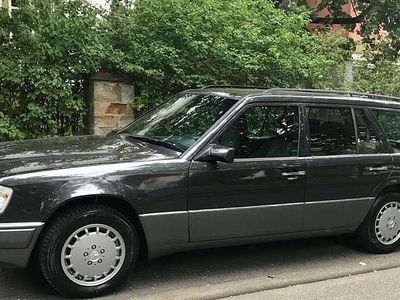 Gebraucht Mercedes E300 179 PS (131 kW) 1995 Schwarz Kombi
