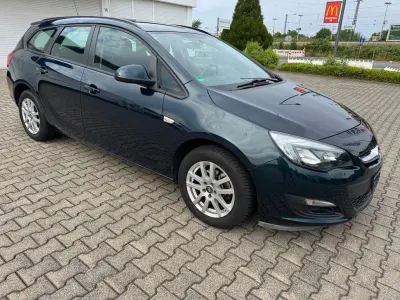 Gebraucht Opel Astra Selection 116 PS (85 kW) 2015 Grün Kombi