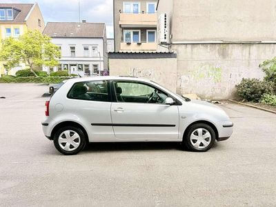 Usado VW Polo 75 HP (55 kW) 2002 Cinzento Sedan