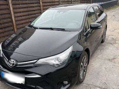 gebraucht Toyota Avensis 1.6 Diesel 8-Fachbereift auf Alufelgen