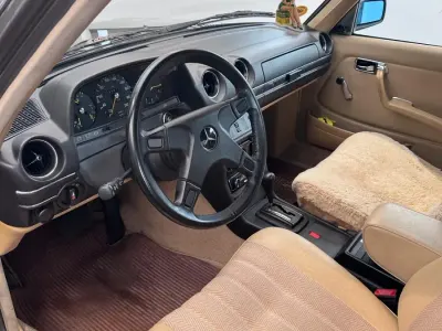 Gebraucht Mercedes E230 136 PS (100 kW) 1982 Grau Limousine