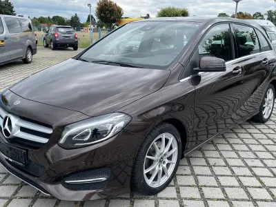 Gebraucht Mercedes B200 Style 156 PS (114 kW) 2018 Braun Kleinwagen