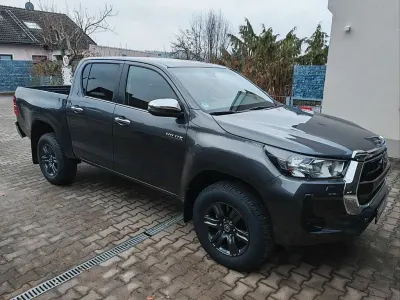 Używany Toyota HiLux Comfort 150 KM (110 kW) 2024 Szary Pickup