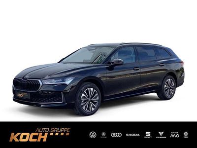 Neu Skoda Superb Selection 150 PS (110 kW) 2025 Ebony schwarz metallic Kombi