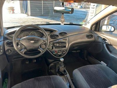 Usata Ford Focus Trend 101 CV (74 kW) 1999 Verde Berlina