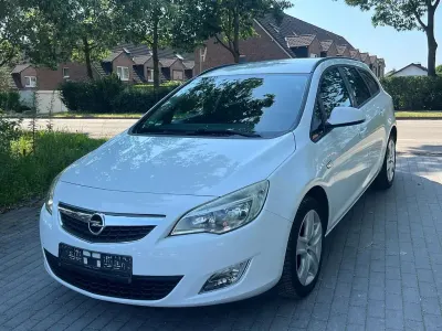 Gebraucht Opel Astra Design Edition 101 PS (74 kW) 2011 Weiß Kombi