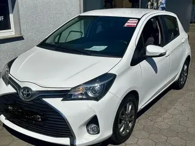Used Toyota Yaris Edition-S 69 HP (50 kW) 2016 White Sedan