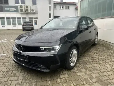 Używany Opel Astra Enjoy 110 KM (80 kW) 2022 Czarny Sedan/Limuzyna