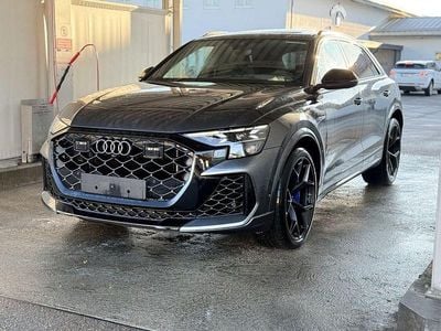Grau Neu 2025 Audi RS Q8 Performance SUV | 152.201 € (Guter Preis)