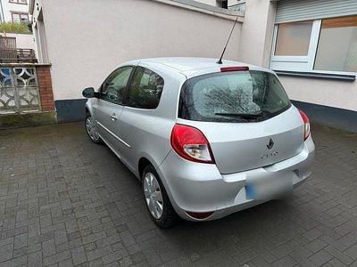 Second-hand Renault Clio II 75 CP (55 kW) 2010 Gri Berlinǎ