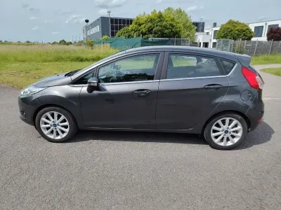 Gebraucht Ford Fiesta Titanium 101 PS (74 kW) 2016 Grau Kleinwagen