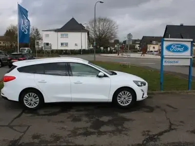 Używany Ford Focus Titanium X 120 KM (88 kW) 2020 Biały Sedan/Limuzyna