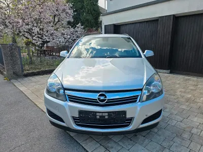Używany Opel Astra Edition 110 KM (80 kW) 2011 Srebrny Kombi