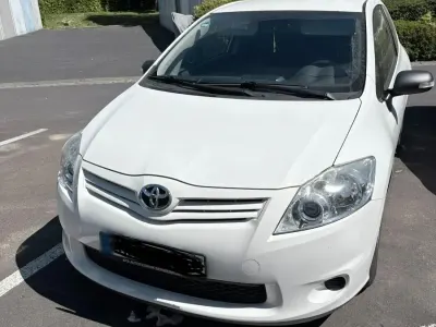 Brugt Toyota Auris Basis 99 HK (72 kW) 2012 Hvid Sedan