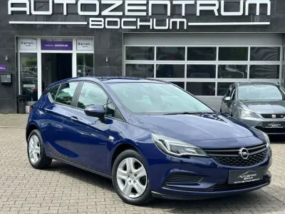 Gebraucht Opel Astra Selection 101 PS (74 kW) 2017 Royalblau/blue/deep blue Limousine